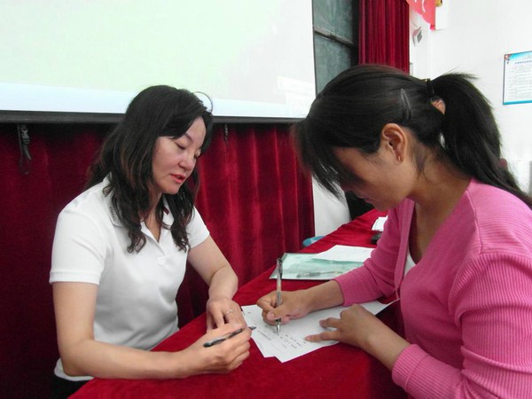 家庭教育高级指导师高霞给学生家长做咨询(辅导)